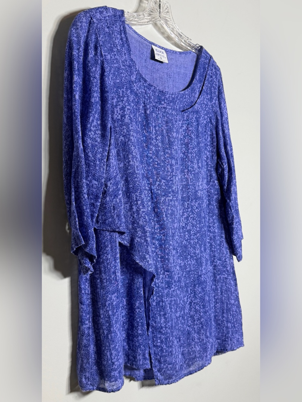 Color Me Cotton’s CLICK asymmetrical blue linen top is available in size M.